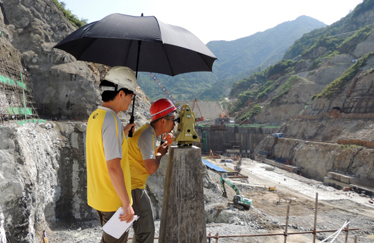 技術(shù)人員在進(jìn)行大壩首級(jí)控制網(wǎng)復(fù)核 技術(shù)人員在進(jìn)行大壩首級(jí)控制網(wǎng)復(fù)核