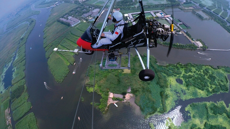 測繪地理信息工作人員利用三角翼在白洋淀進行航空測繪,為雄安新區(qū)規(guī)劃、選址和建設(shè)提供保障服務(wù) 測繪地理信息工作人員利用三角翼在白洋淀進行航空測繪,為雄安新區(qū)規(guī)劃、選址和建設(shè)提供保障服務(wù)