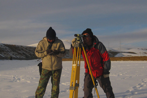 正在進(jìn)行水準(zhǔn)測量 正在進(jìn)行水準(zhǔn)測量